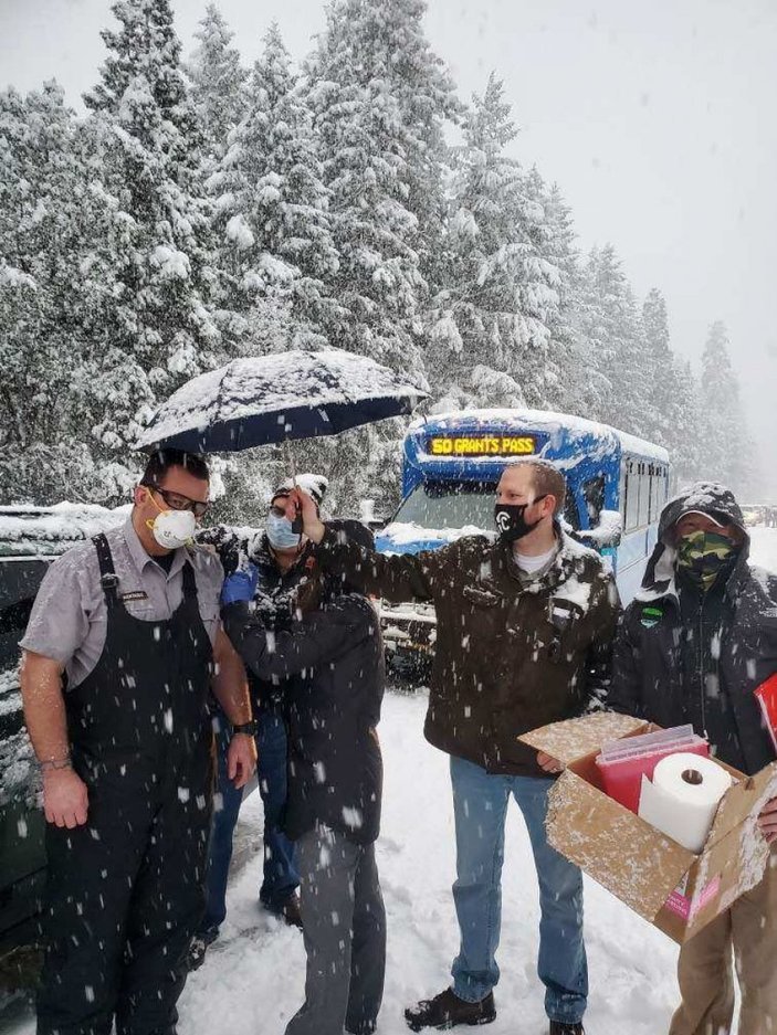 ABD'de yolda mahsur kalan sağlıkçılar, kar altında aşılama yaptı