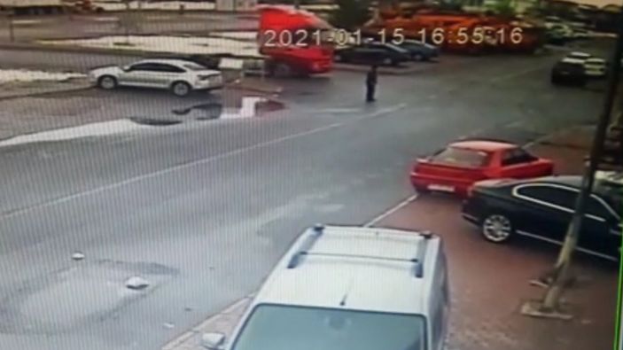 Kayseri'de yolun karşısına geçmek isterken tırın altında kaldı