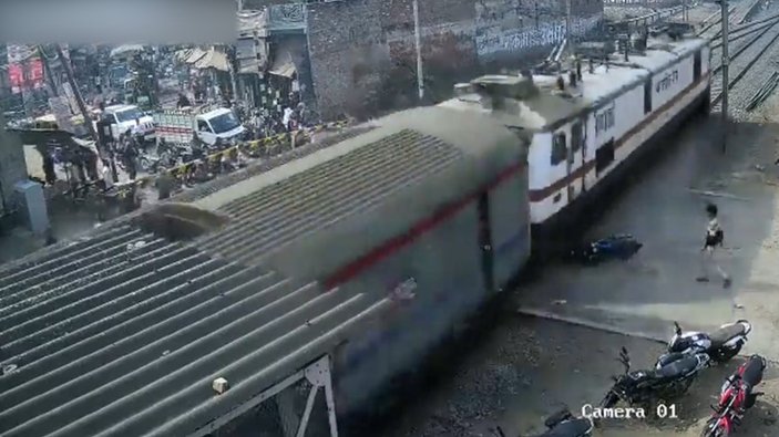 Hindistan'da motosiklete hızlı tren çarptı, sürücü son anda kurtuldu