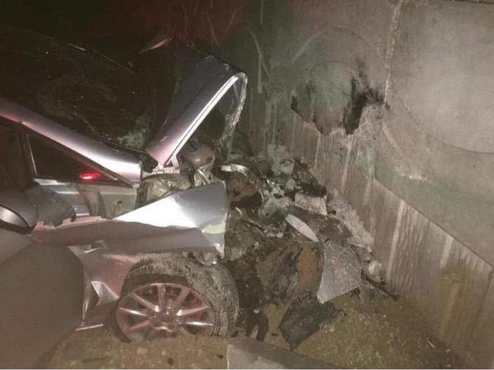 Niğde’de otomobil, istinat duvarına çarptı: 3 ölü