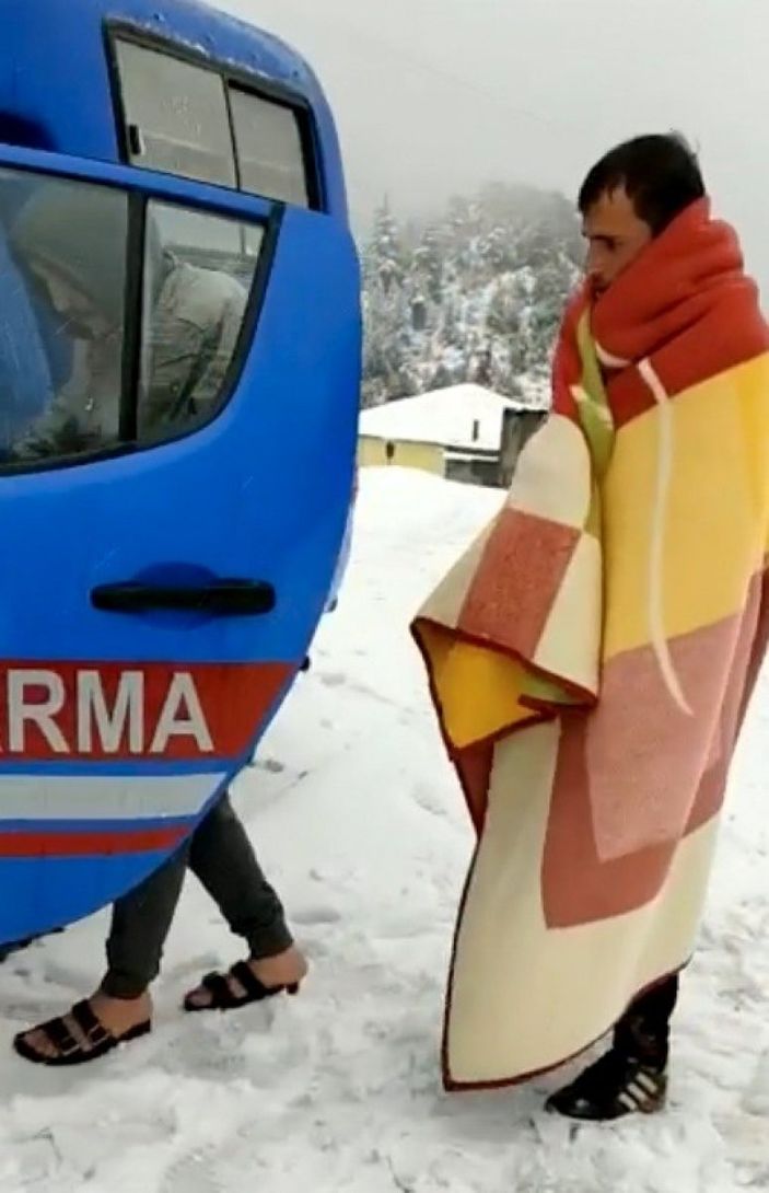 İ Osmaniye'de yoğun kar yağışında mahsur kalan vatandaşları AFAD kurtardı
