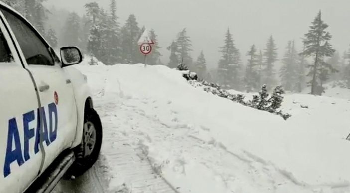 İ Osmaniye'de yoğun kar yağışında mahsur kalan vatandaşları AFAD kurtardı
