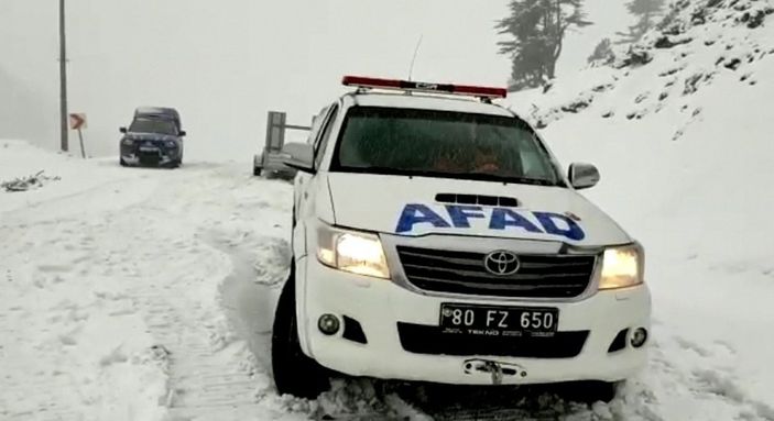 İ Osmaniye'de yoğun kar yağışında mahsur kalan vatandaşları AFAD kurtardı