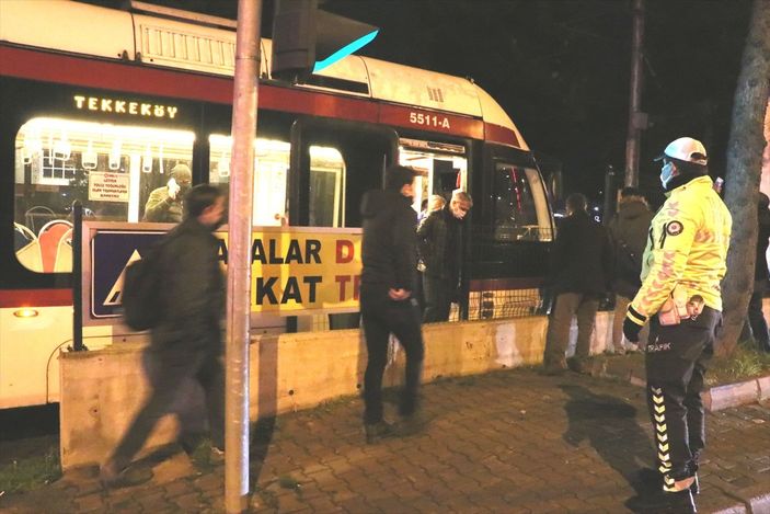 a Samsun'da hemzemin geçitteki tramvay yayaya çarptı