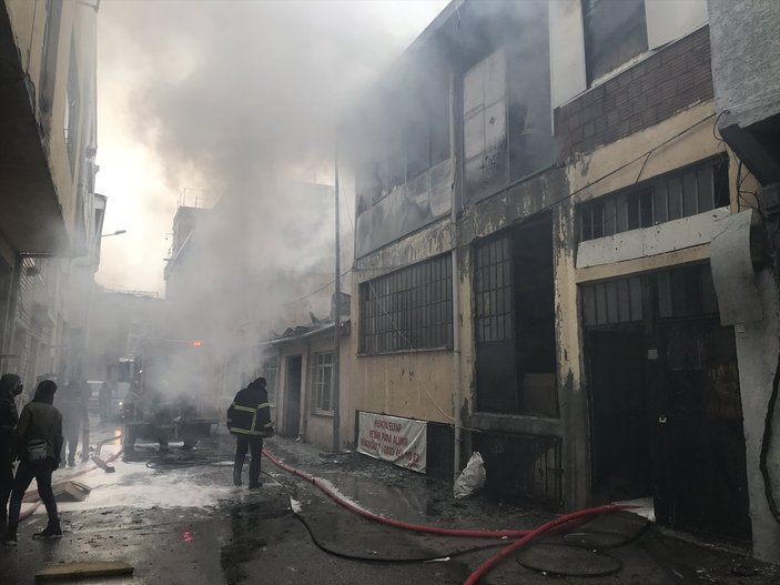 Bursa'da kağıt deposunda yangın çıktı