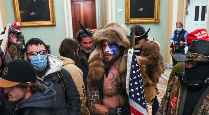 ABD Kongresi'ni basan 'boynuzlu adam' Trump aleyhinde ifade vermek istiyor