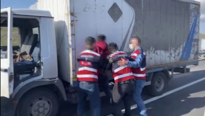 İstanbul’da tırın içerisinde 10 bin litre sahte içki ele geçirildi