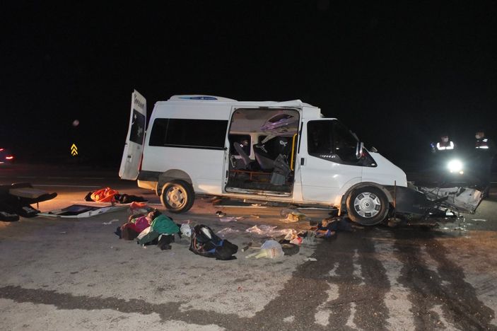 i Balıkesir'de işçi minibüsü tıra çarptı: 3 ölü 9 yaralı