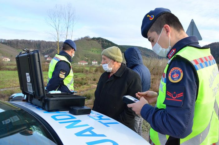 i Sakarya'da kontrolden çıkan araç tarlaya uçtu