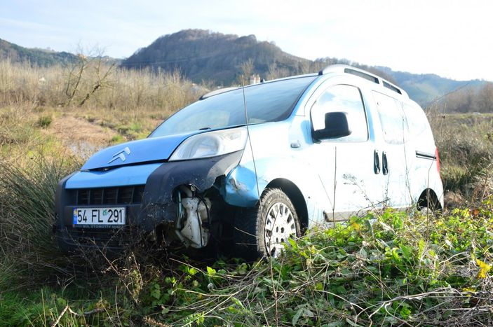 i Sakarya'da kontrolden çıkan araç tarlaya uçtu