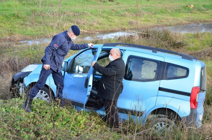 i Sakarya'da kontrolden çıkan araç tarlaya uçtu