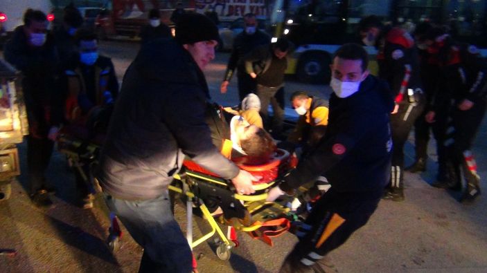 Bursa'da kamyonet ile engelli aracı çarpıştı