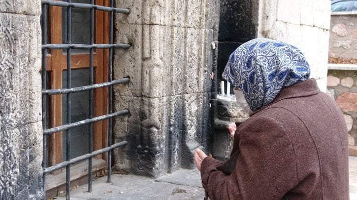 Tokat’ta emirin mezarını evliya türbesi sanıp dua ediyorlar