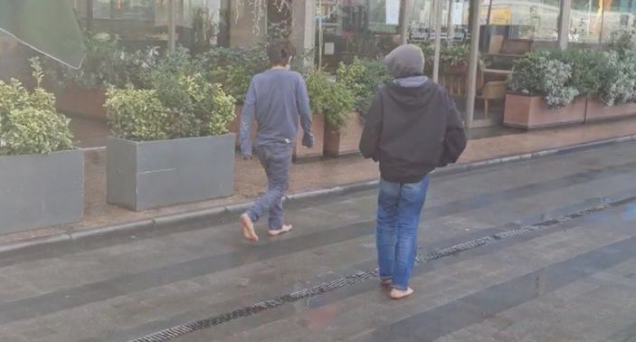 İstanbul'da dilenci çocuklar, çıplak ayak oyunu yaptı