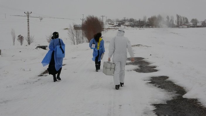 Muş'ta aracı yolda kalan sağlıkçılar, yürüyerek aşı yapmaya gitti
