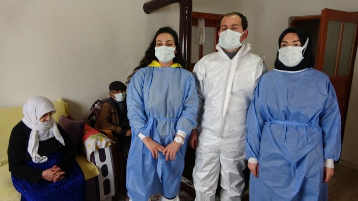 Muş'ta aracı yolda kalan sağlıkçılar, yürüyerek aşı yapmaya gitti