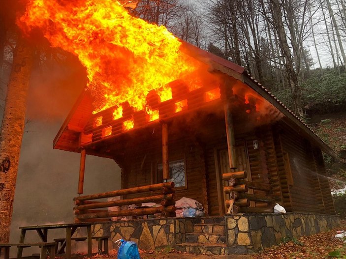 Düzce'de 2 katlı bungalov, alevlere teslim oldu