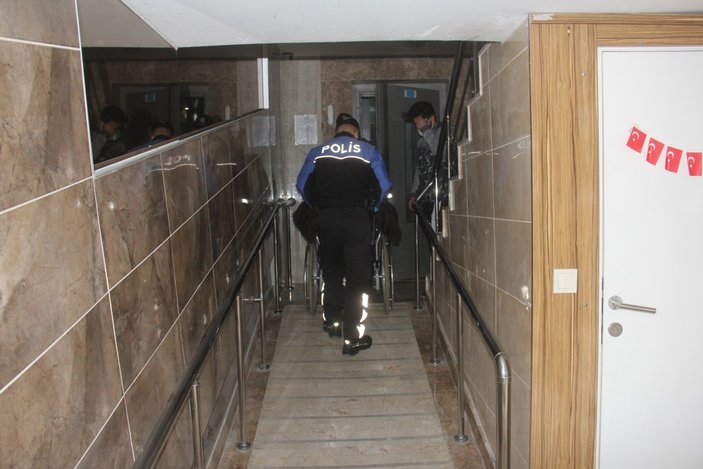 Adana'da evden dışarı çıkamayan engelli genci polis gezdirdi