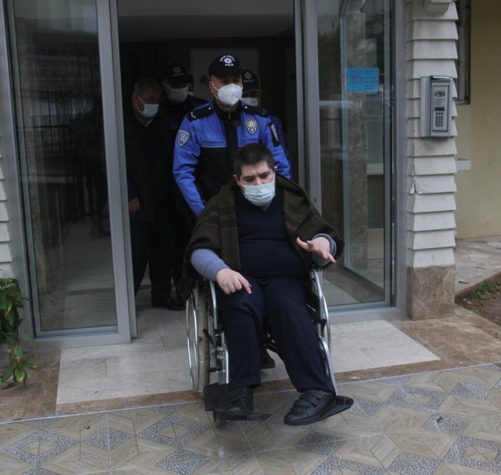 Adana'da evden dışarı çıkamayan engelli genci polis gezdirdi