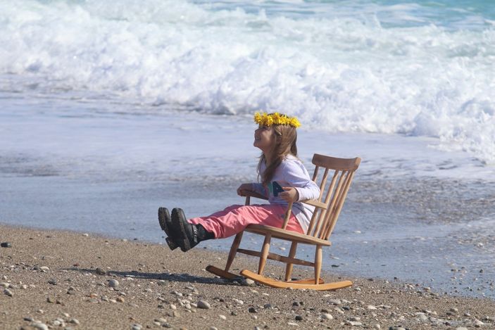 İ Antalya'da güneşli havanın tadını turistler çıkardı