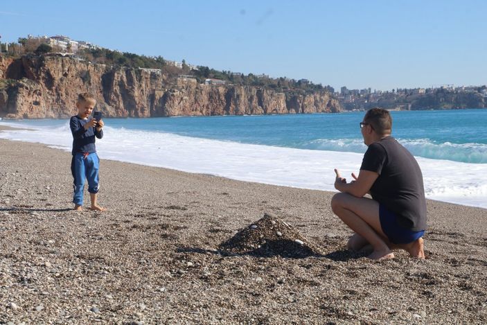 i Antalya'da güneşli havanın tadını turistler çıkardı
