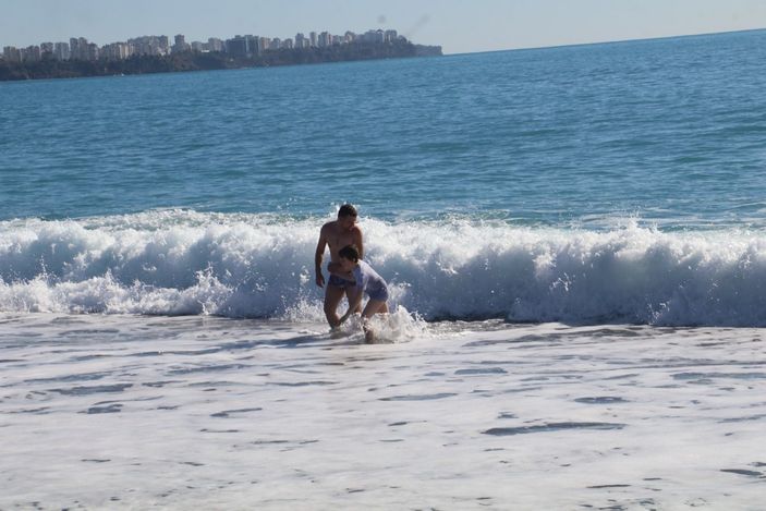 İ Antalya'da güneşli havanın tadını turistler çıkardı