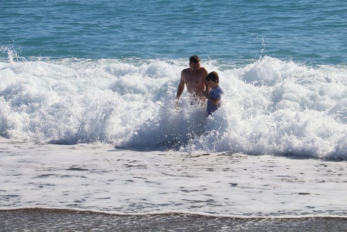 İ Antalya'da güneşli havanın tadını turistler çıkardı
