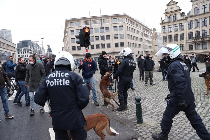 Belçika'da halk, koronavirüs kısıtlamalarını protesto etti