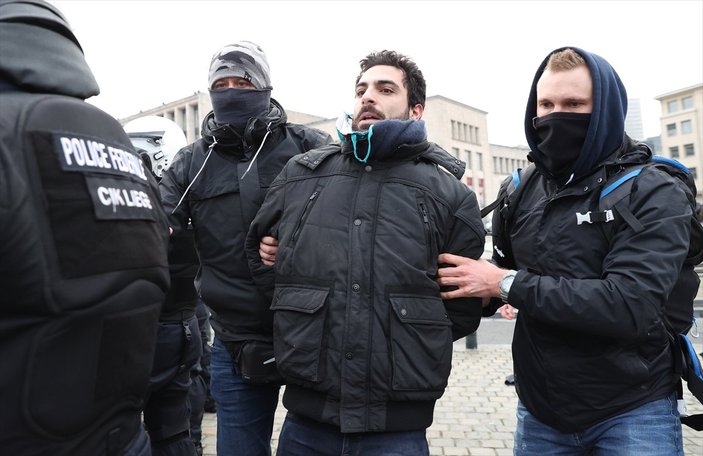 Belçika'da halk, koronavirüs kısıtlamalarını protesto etti