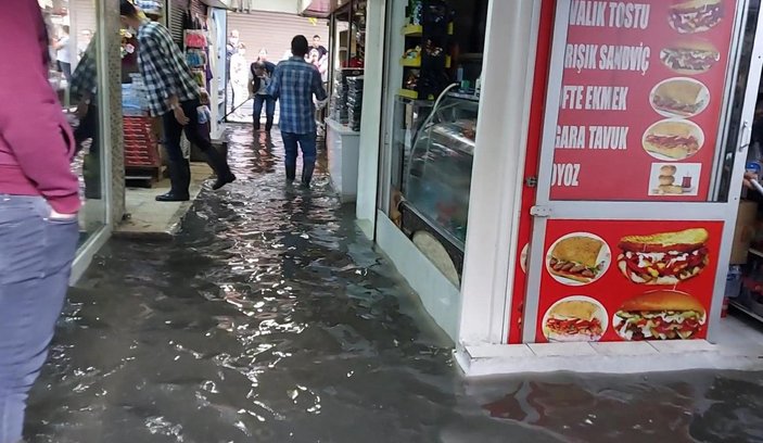 İzmir'deki Kemeraltı Çarşısı, her yağmurda su altında