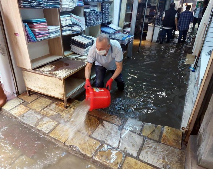 İzmir'deki Kemeraltı Çarşısı, her yağmurda su altında