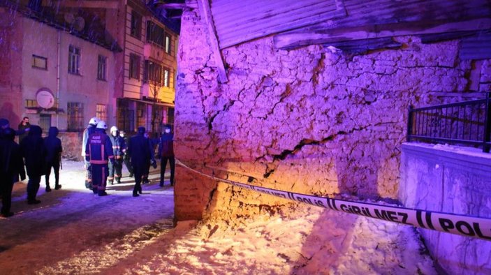 Elazığ’da kerpiç evlerinin duvarı yıkılan aile, panikle dışarı kaçtı