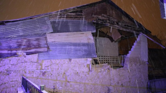 Elazığ’da kerpiç evlerinin duvarı yıkılan aile, panikle dışarı kaçtı