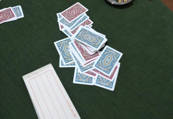 İzmir'de kumarhaneye çevrilen eve polis baskın