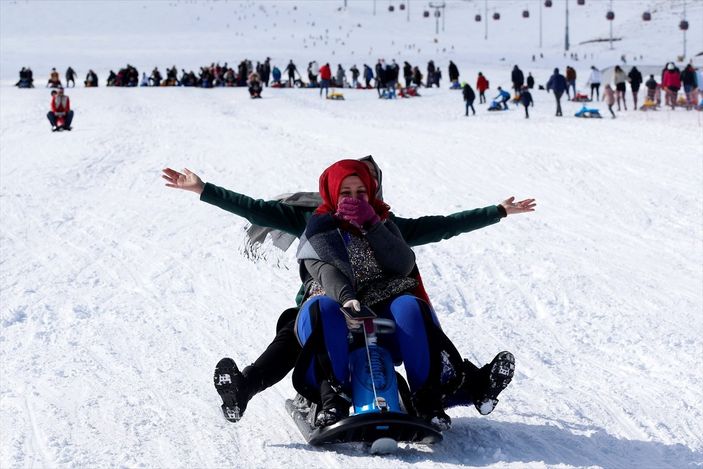 Erciyes Kayak Merkezi'nde hafta sonu yoğunluğu