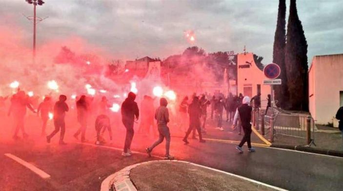 Marsilyalı taraftarlar, tesisleri basıp ortalığı ateşe verdi