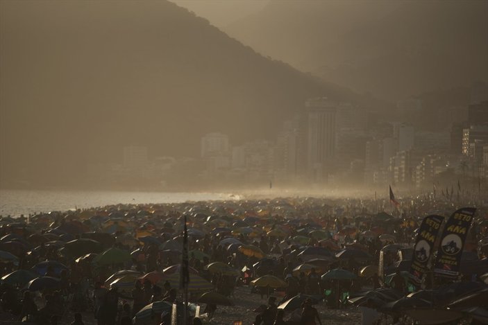 Rio de Janeiro’da koronavirüs unutuldu, plajlar doldu