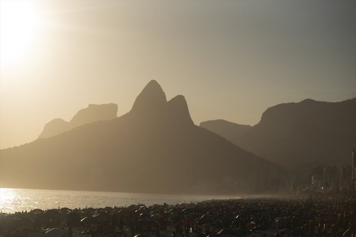 Rio de Janeiro’da koronavirüs unutuldu, plajlar doldu