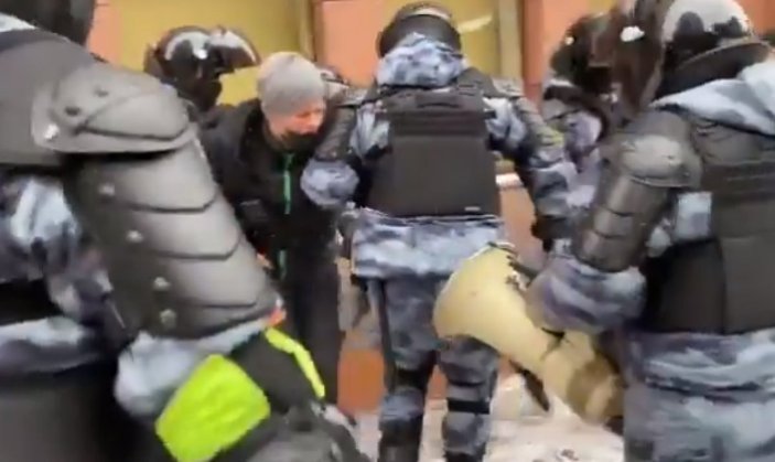 Rusya’da polis yakaladığı bir protestocuya elektrik verdi