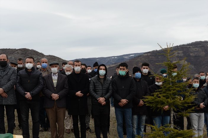 Tokatlı asker kazada ölen ailesini son yolculuklarına uğurladı