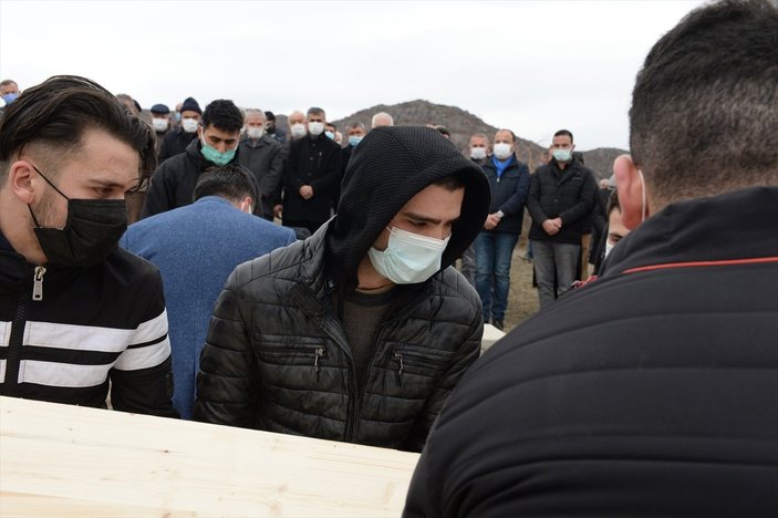 Tokatlı asker kazada ölen ailesini son yolculuklarına uğurladı