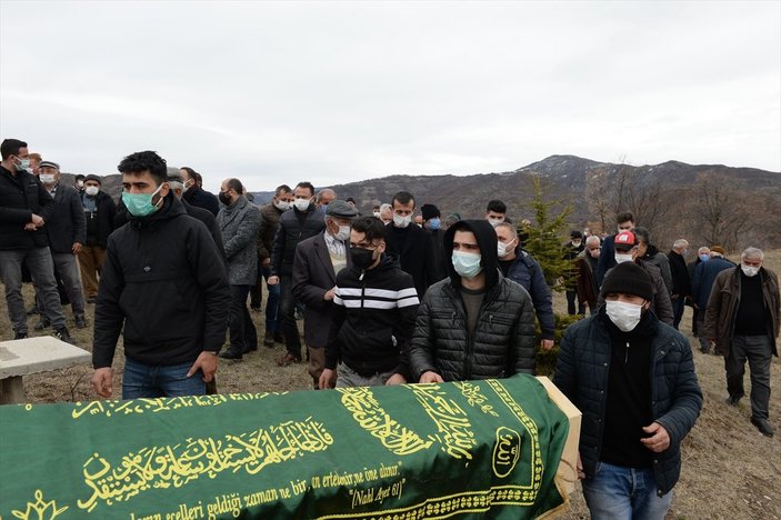 Tokatlı asker kazada ölen ailesini son yolculuklarına uğurladı