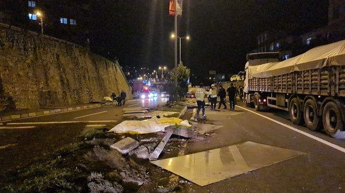 Zonguldak'ta tırın dorsesindeki 10 tonluk saç levhalar yola savruldu