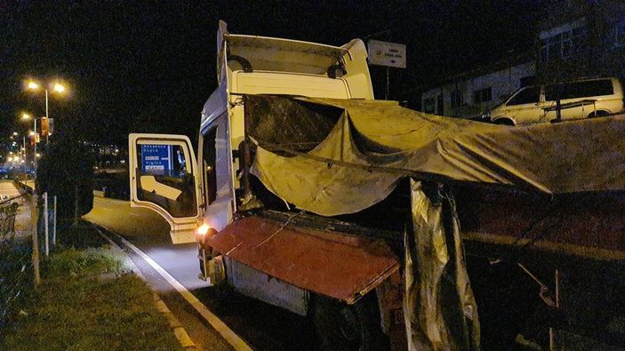 Zonguldak'ta tırın dorsesindeki 10 tonluk saç levhalar yola savruldu