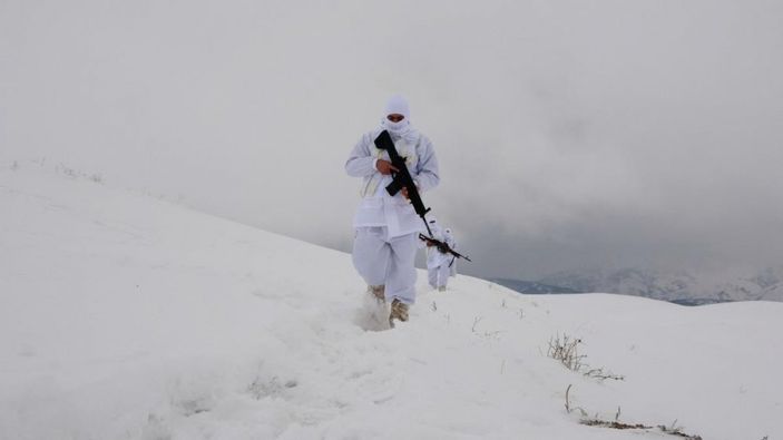 Mehmetçik'in metrelerce karda vatan nöbeti