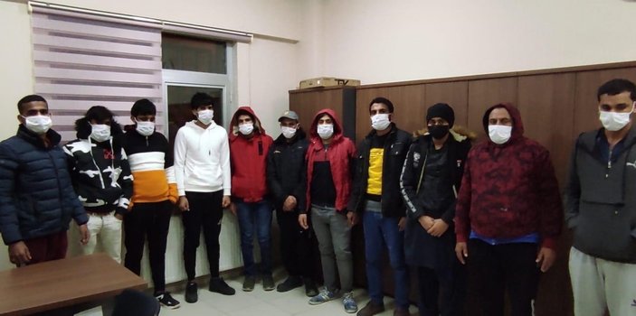 Kocaeli'de baskın yapılan evde 13 kaçak göçmen yakalandı