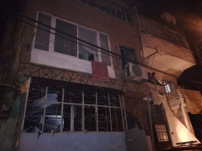 i İzmir'de bir kişi evini ateşe verip kaçtı
