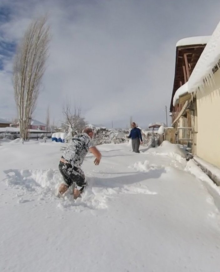 Kahramanmaraş'ta yaşayan adamın kar sevinci kamerada