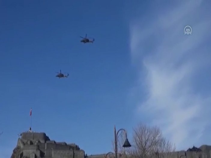 Kars Kalesi'ndeki Türk bayrağını selamlayan ATAK helikopterleri