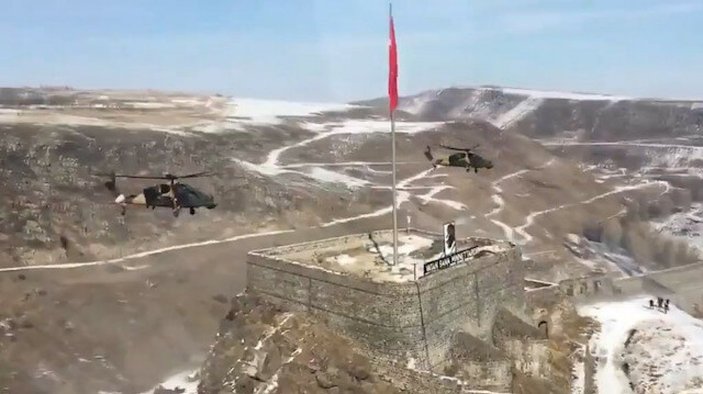 Kars Kalesi'ndeki Türk bayrağını selamlayan ATAK helikopterleri